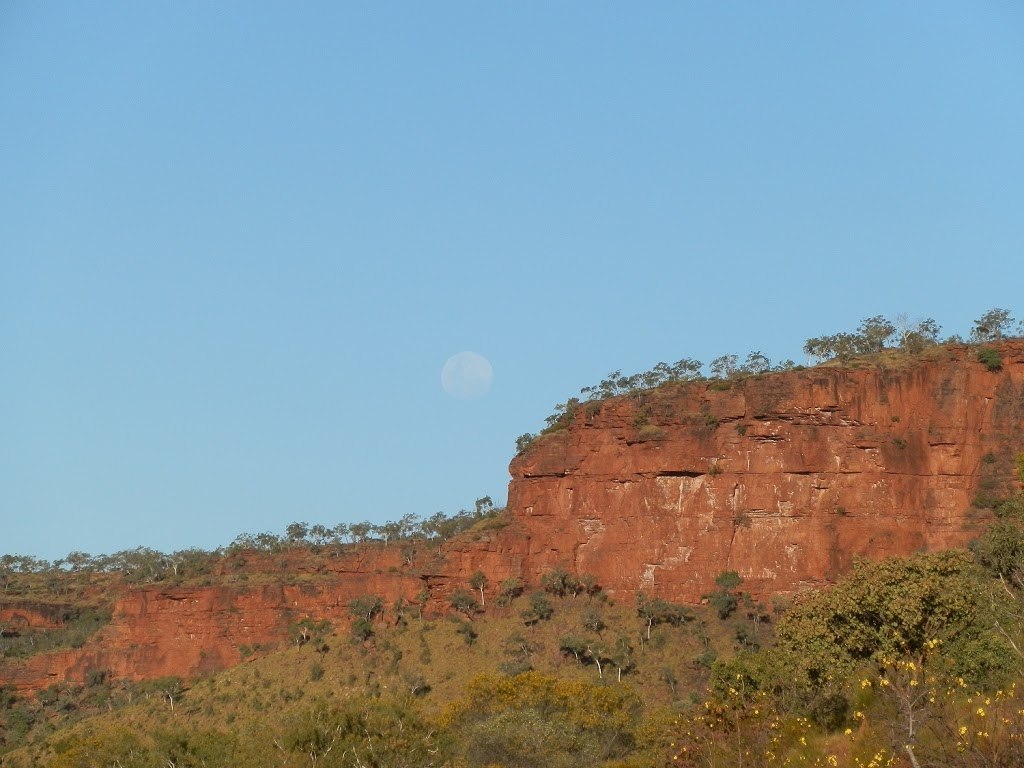 Couldn't resist another RED Rock/Moonrise/Escarpment shot ... Victoria River Escarpment, Northern Territory