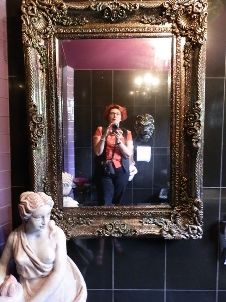 Australia's Most Glamourous Loo! Da Vince's Eyes, One Tree Hill